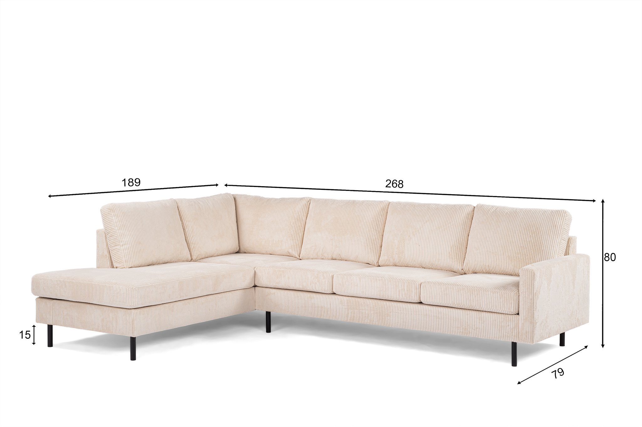 Een beige L-vormige sectionele bank met de afmetingen: 268 cm breed, 189 cm diep en 80 cm hoog. De zithoogte is 15 cm. De bank heeft een chaise longue aan de linkerkant en slanke zwarte poten.