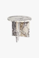 Een kleine, ronde marmeren tafel met een kruisvormige basis. Het marmer heeft een witte achtergrond met ingewikkelde grijze en bruine aderpatronen.