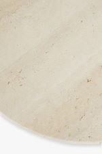 Close-up van een beige marmeren oppervlak met subtiele aderen en spikkels. De textuur is glad met lichte en donkere tinten die een natuurlijk patroon over de steen creëren.