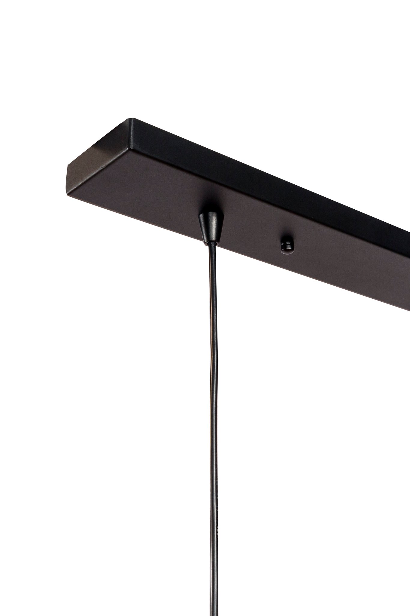 Close-up van een minimalistische rechthoekige zwarte plafondlamp met een enkele zwarte kabel die naar beneden hangt. De lamp heeft strakke lijnen en een modern design, wat zorgt voor een strakke look.