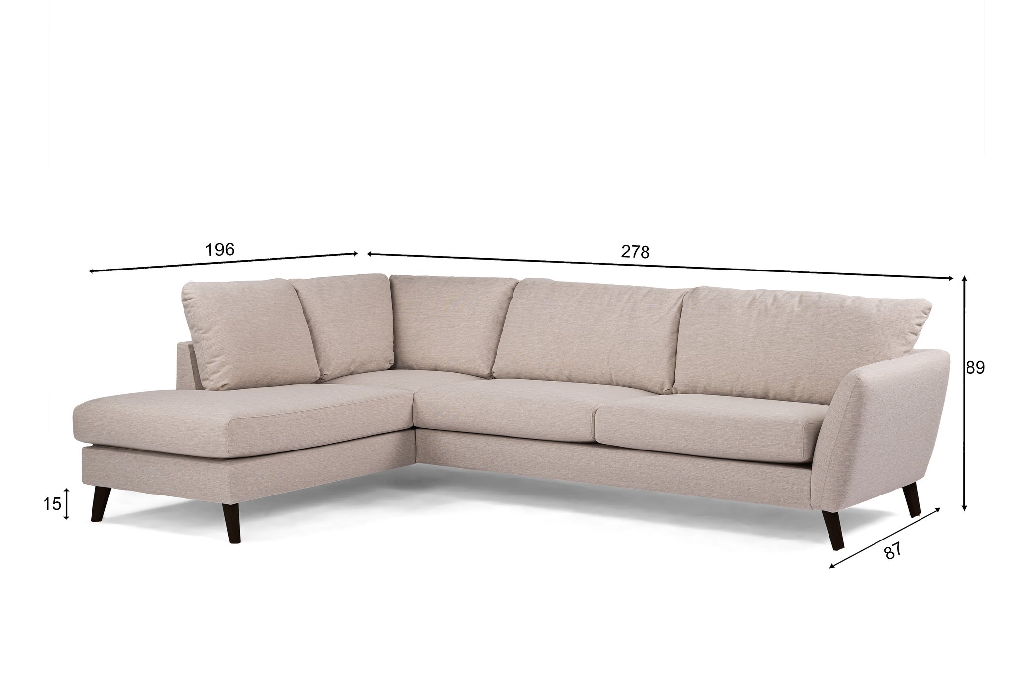 Een beige L-vormige bank met de getoonde afmetingen: 196 cm voor het linkergedeelte, 278 cm voor de gehele lengte, 89 cm voor de hoogte, 15 cm voor de poothoogte en 67 cm voor de diepte. De bank heeft drie grote kussens en donkere poten.