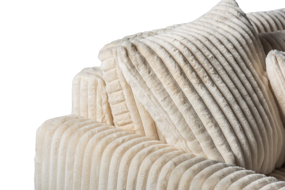 Close-up van de 3 zits bank CL L+R in Vito 23 D460 beige, met crèmekleurige corduroy bekleding en bijpassende structuurkussens, die de zachte geribbelde stof benadrukken tegen een witte achtergrond.