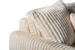 Close-up van de 3 zits bank CL L+R in Vito 23 D460 beige, met crèmekleurige corduroy bekleding en bijpassende structuurkussens, die de zachte geribbelde stof benadrukken tegen een witte achtergrond.