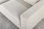 Close-up van de 3 zits bank CL L+R in Dillon D820 ivoor stof, met nadruk op het zitkussen, de armleuning en de gestructureerde bekleding op een gladde lichtgrijze vloer.