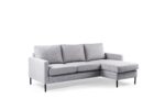 De 3 zits bank CL L+R in Valente V311 grijs stof is een moderne lichtgrijze sectionele bank met drie zitkussens, een chaise lounge aan de rechterkant en slanke zwarte metalen poten, getoond tegen een witte achtergrond.