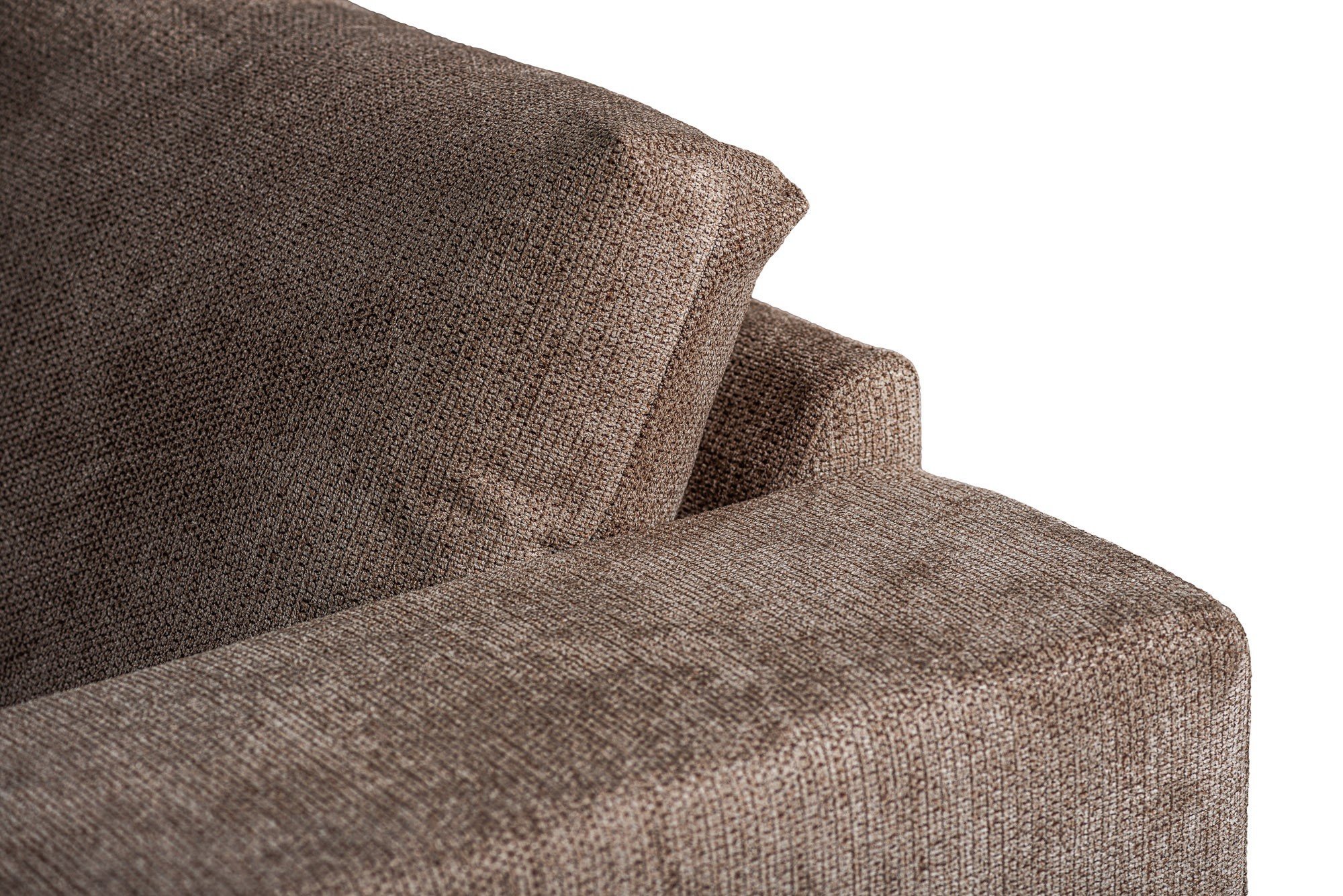 Close-up van de hoek van de 3 zits hoek links sofa in de stof E520 taupe Lord 35, met de gestructureerde bekleding en schuine armleuning tegen een witte achtergrond.