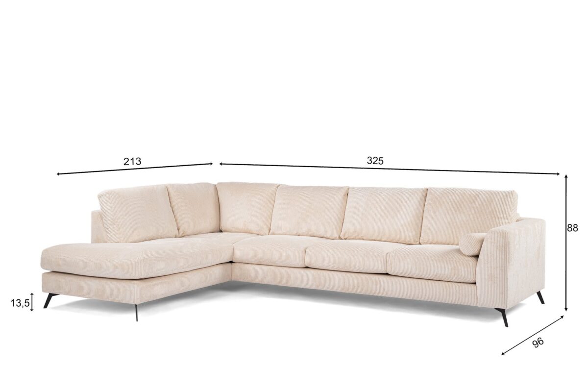 Beige sectionele bank met chaise longue links en vier kussens op strakke zwarte poten. Getoonde afmetingen: chaise longue 213 cm, sofa longue 325 cm, hoogte 88 cm, poothoogte 13,5 cm, diepte 96 cm.