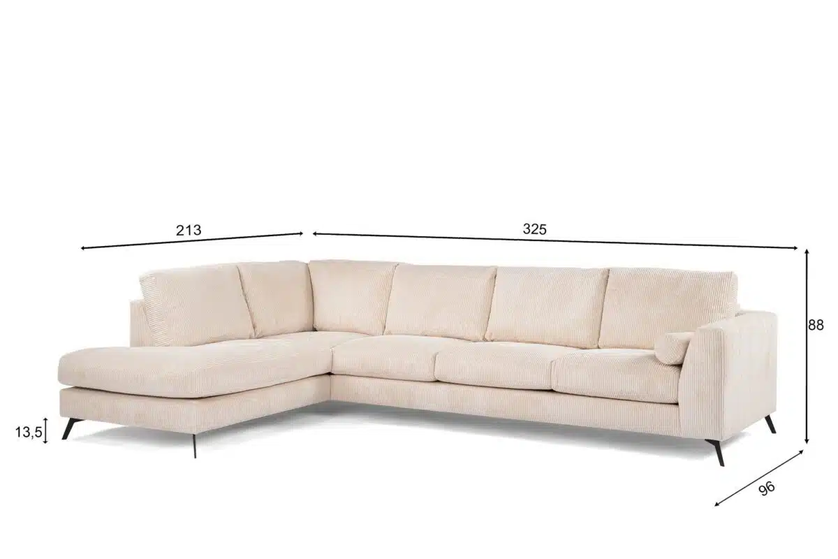 Beige sectionele bank met chaise longue links en vier kussens op strakke zwarte poten. Getoonde afmetingen: chaise longue 213 cm, sofa longue 325 cm, hoogte 88 cm, poothoogte 13,5 cm, diepte 96 cm.