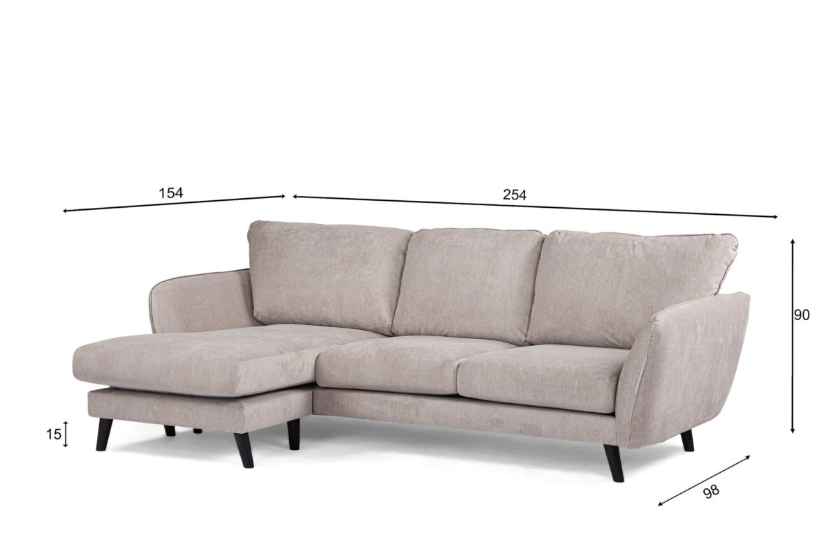 Een beige L-vormige sectionele bank met zwarte poten. De afmetingen zijn aangegeven: 254 cm langs de lange zijde, 154 cm op de chaise longue, 90 cm hoog, 98 cm diep en 15 cm poothoogte. De bank heeft drie rugkussens.