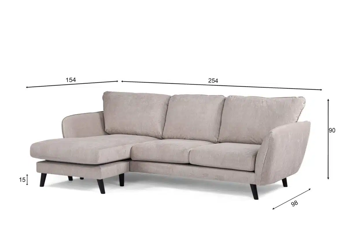 Een beige L-vormige sectionele bank met zwarte poten. De afmetingen zijn aangegeven: 254 cm langs de lange zijde, 154 cm op de chaise longue, 90 cm hoog, 98 cm diep en 15 cm poothoogte. De bank heeft drie rugkussens.