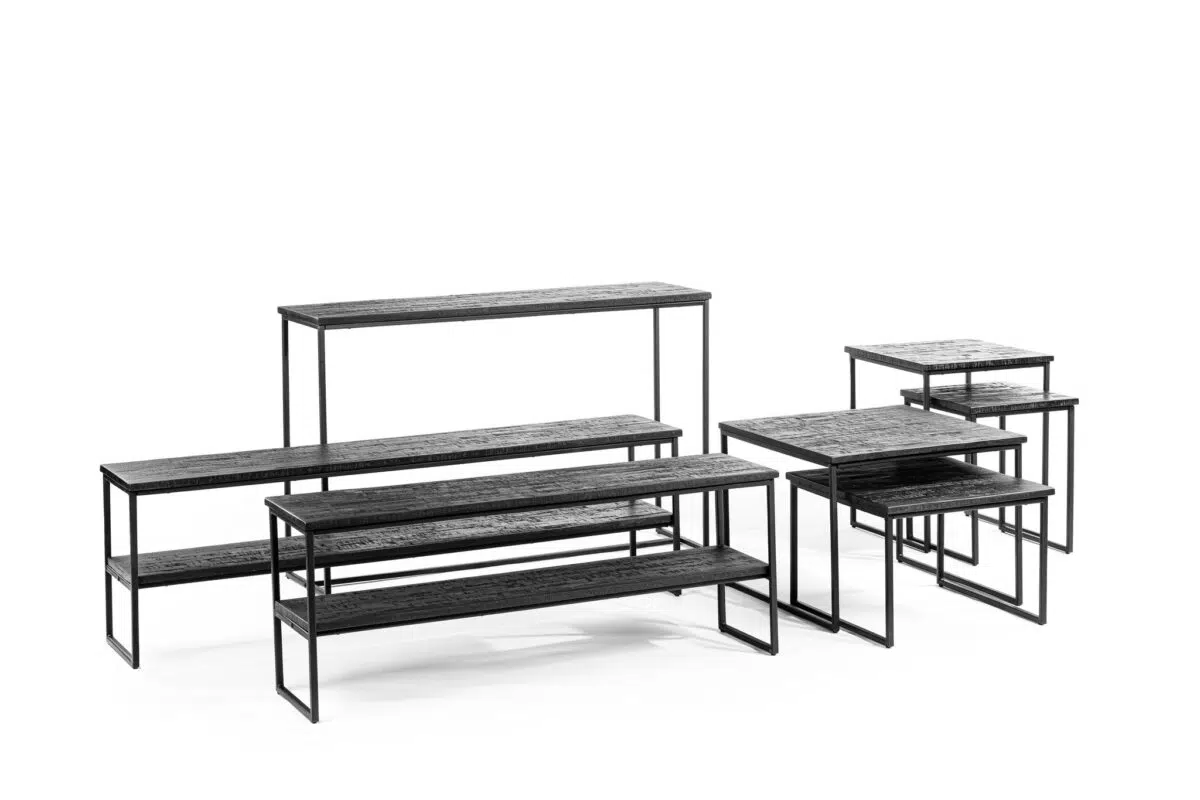 Een set van drie minimalistische, rechthoekige boekenplanken met een donkere houten afwerking en dunne zwarte metalen frames, in een trapsgewijze opstelling tegen een witte achtergrond.