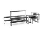 Een set van drie minimalistische, rechthoekige boekenplanken met een donkere houten afwerking en dunne zwarte metalen frames, in een trapsgewijze opstelling tegen een witte achtergrond.