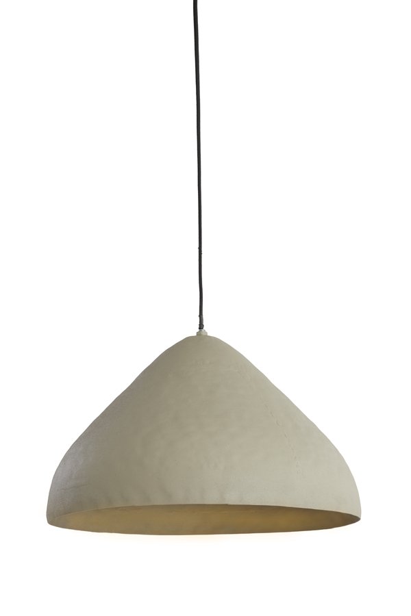 Een enkele hanglamp met een gladde, koepelvormige kap hangt aan een dun zwart snoer. De kap is een neutrale beige kleur, wat een minimalistische en moderne look geeft. De binnenkant lijkt een zacht, diffuus licht te geven.