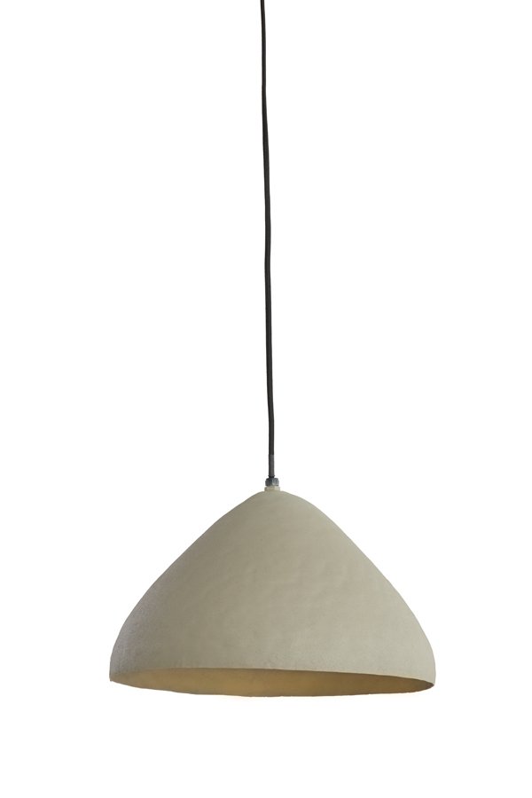 Een eenvoudige, koepelvormige hanglamp met een witte buitenkant en een donkere binnenkant, opgehangen aan een dun zwart snoer tegen een effen witte achtergrond.