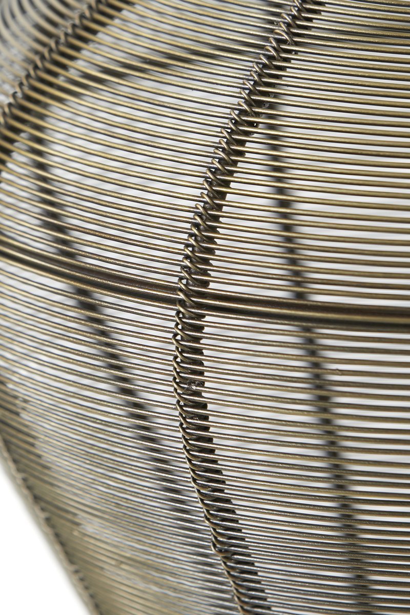 Close-up van een ingewikkeld geweven gaas, met parallelle en kruisende lijnen die een geometrisch patroon vormen. De metalen textuur wordt benadrukt tegen een witte achtergrond, wat een abstracte en industriële esthetiek creëert.