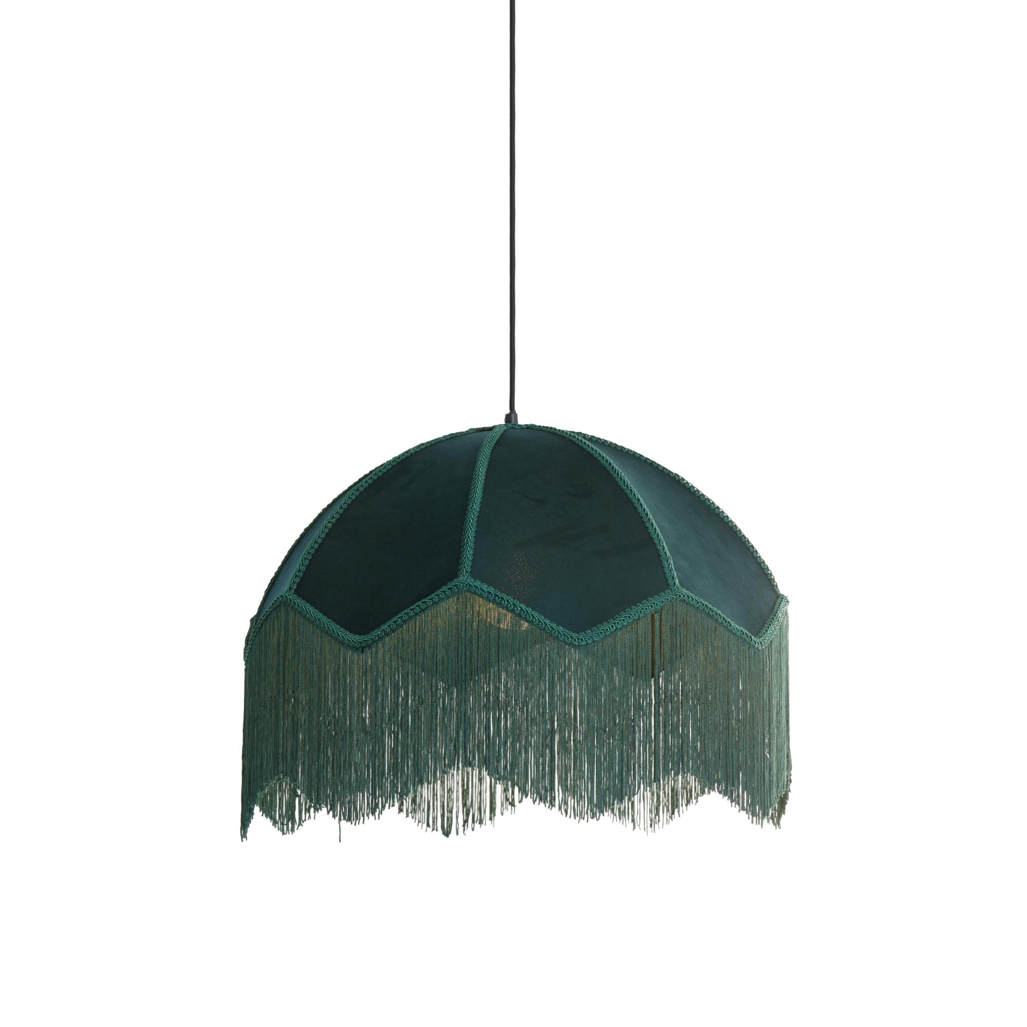 Een hangende hanglamp met een donkergroene, koepelvormige kap. De onderkant is versierd met lange, decoratieve franjes in een bijpassende groene kleur, wat een vintage of retro stijl aan het armatuur toevoegt.
