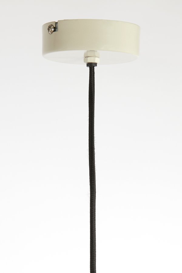 Een witte hanglamp met een zwart snoer hangt aan het plafond tegen een effen witte achtergrond.