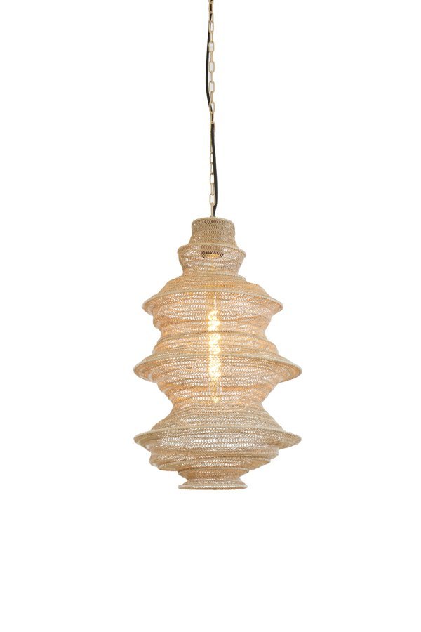Een decoratieve hangende lamp met een ingewikkeld geweven, gelaagd ontwerp in een natuurlijke vezel. Het licht is verlicht en werpt een warme gloed. De lamp hangt aan een ketting.