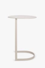 Een minimalistische bijzettafel met een rond blad en een C-vormige basis, gemaakt van beigekleurig metaal. Het ontwerp is eenvoudig en modern, met strakke lijnen en een gladde afwerking.
