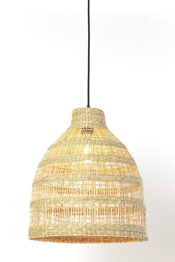 Geweven rotan hanglamp met een koepelvormige kap hangt aan een zwart snoer. Het natuurlijke materiaal werpt een warme gloed en voegt een aardse, rustieke charme toe aan het decor.