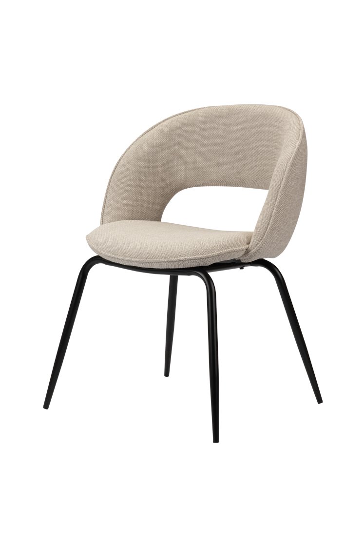 Een moderne stoel met een gebogen zitting en rugleuning van beige stof, ondersteund door vier slanke poten van zwart metaal, tegen een witte achtergrond.
