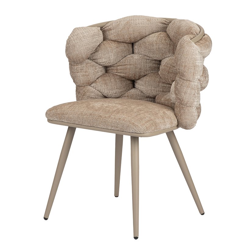 Een moderne stoel met een uniek, gecapitonneerd ontwerp met een beige kussen dat lijkt op een gevlochten textuur. Het heeft vier taps toelopende, lichtbruine poten en een ronde rugleuning, wat het een stijlvolle en eigentijdse uitstraling geeft.