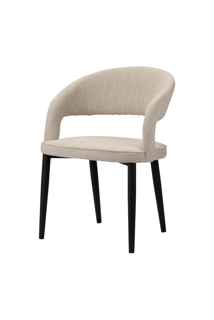 Een moderne, beige stoffen stoel met een gebogen rugleuning en open zijkanten. Het heeft zwarte, taps toelopende poten. Het ontwerp is minimalistisch, geschikt voor een eigentijds interieur.