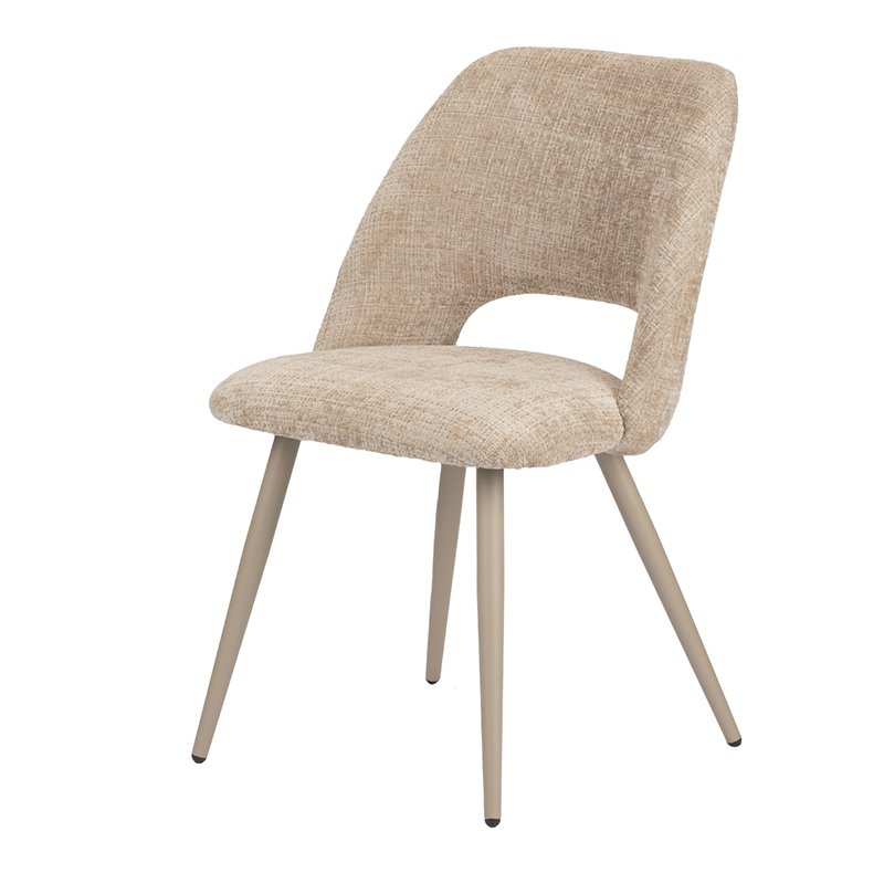 Beige gestoffeerde stoel met een gebogen rugleuning en uitsparing. De stoel heeft vier schuine metalen poten in een bijpassende beige kleur. Het ontwerp is modern en minimalistisch.