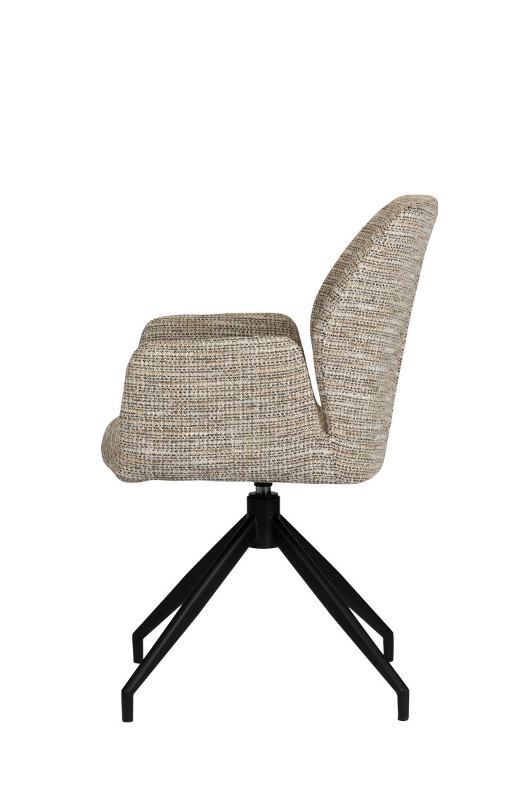 Zijaanzicht van een moderne, beige gestoffeerde stoel met een getextureerde stof. Het heeft een draaibaar ontwerp en wordt ondersteund door een zwarte metalen basis met vier gespreide poten. De stoel heeft een strak, minimalistisch uiterlijk.