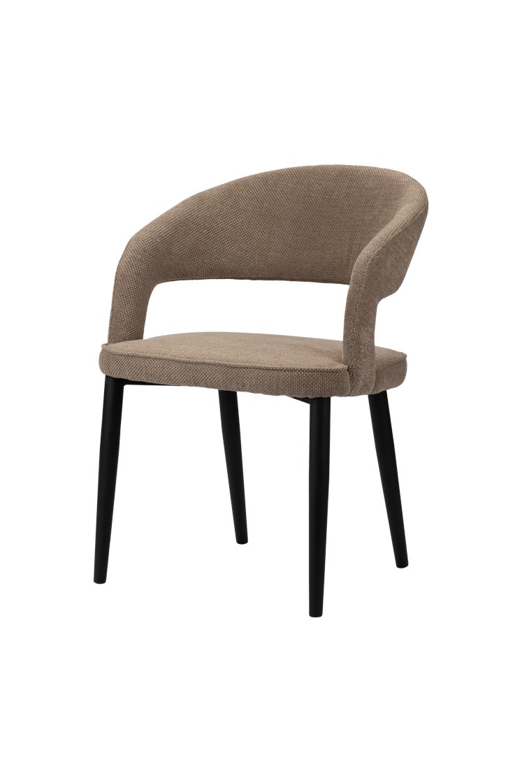 Taupe gestoffeerde stoel met een gebogen rugleuning en open zijkanten, ondersteund door vier zwarte taps toelopende poten. De stoel heeft een modern design en een minimalistische esthetiek.