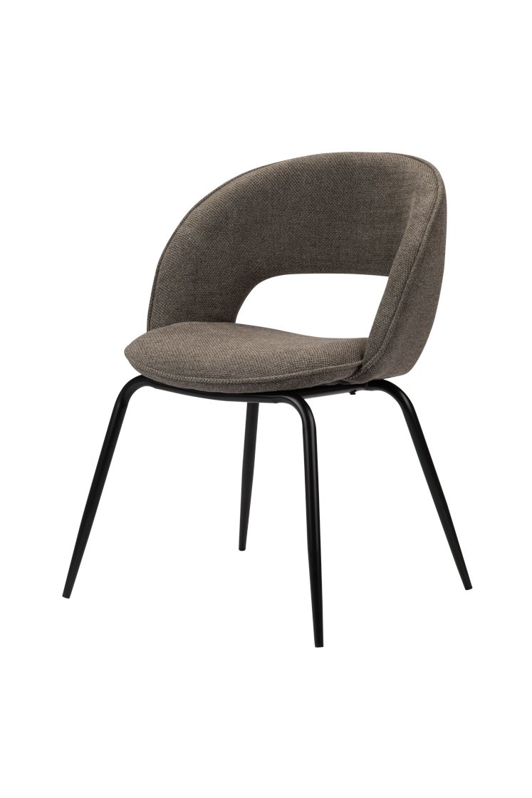 Een moderne stoel met een gebogen rugleuning en taupe gestoffeerde zitting. De stoel heeft vier slanke, zwarte metalen poten en een open ontwerp tussen de rugleuning en zitting voor een eigentijdse look.