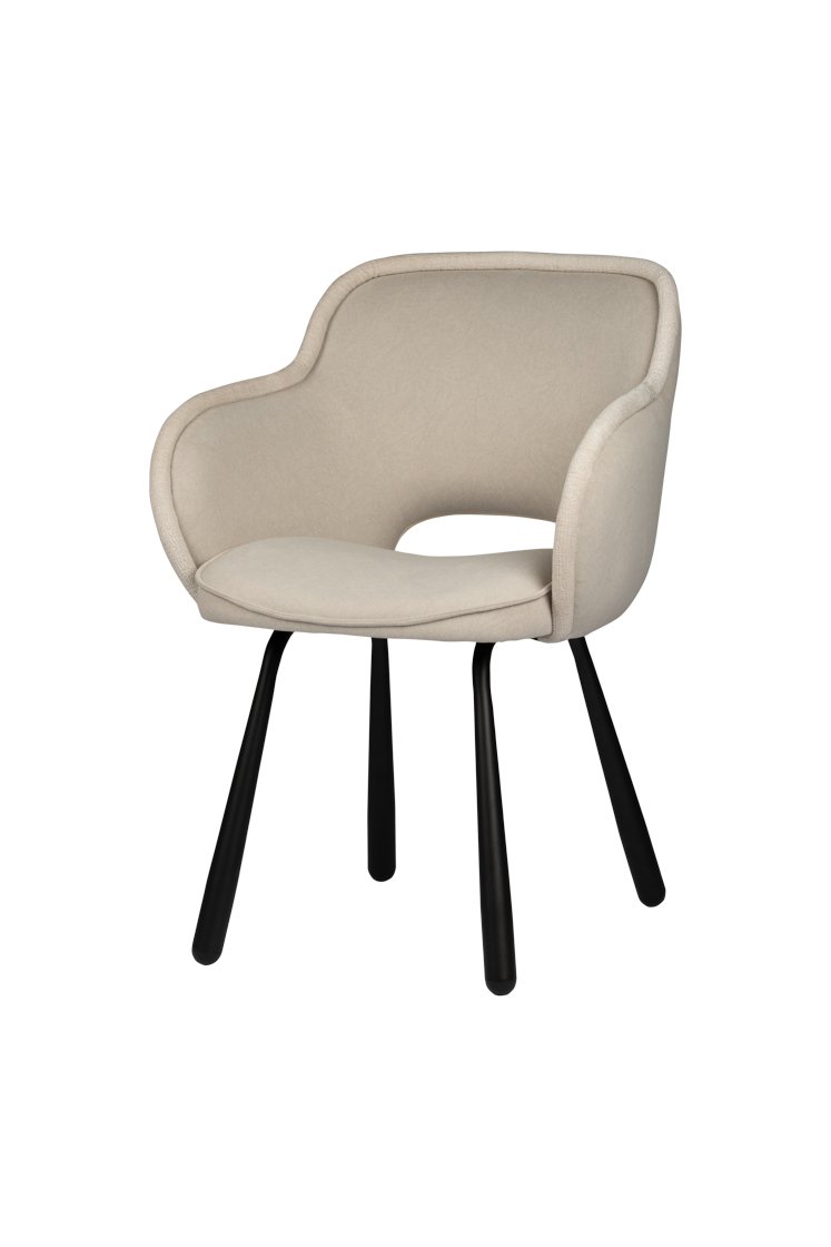 Stijlvolle beige fauteuil met een gebogen rugleuning en een zachte zitting, met strakke zwarte houten poten, tegen een effen witte achtergrond.