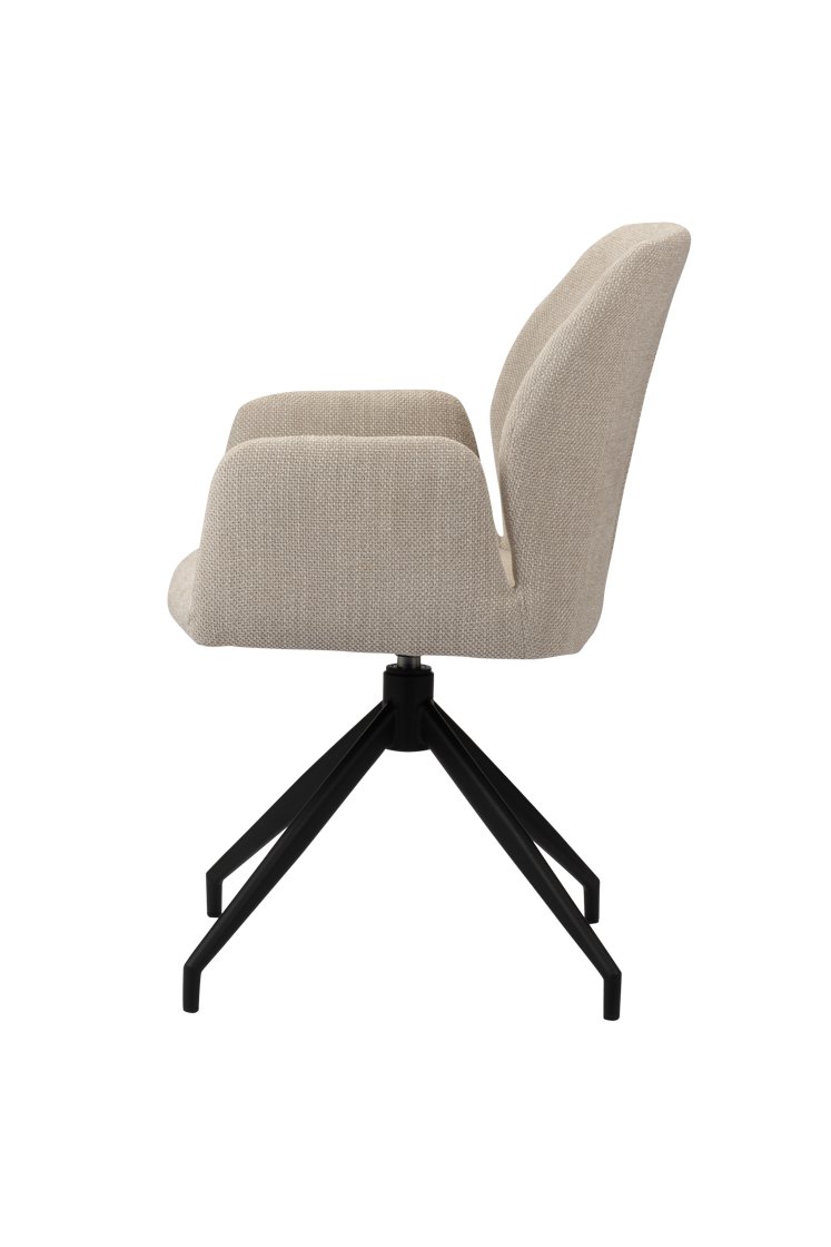 Zijaanzicht van een beige gestoffeerde stoel met een gewatteerde zitting en rugleuning. De stoel heeft een modern design met een zwarte metalen draaivoet en vier schuine poten.