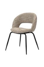 Een moderne stoel met een bekleding van tweedstof met een gebogen rug en open design. De stoel heeft vier strakke zwarte metalen poten, wat hem een eigentijdse en minimalistische look geeft.