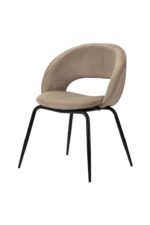 Een moderne stoel met een beige, gebogen, gewatteerde rugleuning en zitting, ondersteund door vier zwarte, slanke metalen poten. Het heeft een strak, minimalistisch design.