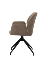 Zijaanzicht van een moderne bureaustoel met een beige stoffen zitting en rugleuning. Het heeft strakke zwarte metalen poten met een vierpuntsbasis, wat een minimalistisch ontwerp benadrukt. De foto is genomen tegen een witte achtergrond.