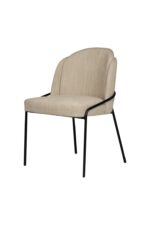 Een moderne stoel met een lichtbeige gestoffeerde zitting en rugleuning, met dunne zwarte metalen poten en een minimalistisch design. De stof van de stoel heeft een getextureerde uitstraling en de vorm combineert zowel rondingen als rechte lijnen.