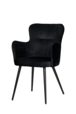 Een zwarte fluwelen fauteuil met een modern design met gladde, afgeronde randen en taps toelopende poten. De zitting is pluche en de rugleuning is licht gebogen voor comfort. De stoel staat tegen een witte achtergrond.