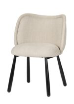 Een moderne, gestoffeerde stoel met een lichtbeige stoffen zitting en een gebogen rugleuning. De stoel heeft vier zwarte, licht schuine poten.