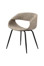 Een moderne stoel met een geweven stoffen zitting in een beige tint, met een open rugleuning. Het heeft vier slanke, zwarte metalen poten. De stoel heeft een eigentijds, minimalistisch design.