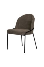 Een moderne stoel met een bruine gestoffeerde zitting en rugleuning, met strakke zwarte metalen poten. Het ontwerp is minimalistisch, met een licht gebogen rugleuning voor comfort. De stoel is in een lichte hoek op een witte achtergrond geplaatst.
