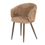 Een beige stoel met structuurstof, een ronde rugleuning en zitting, ondersteund door vier schuin geplaatste houten poten.