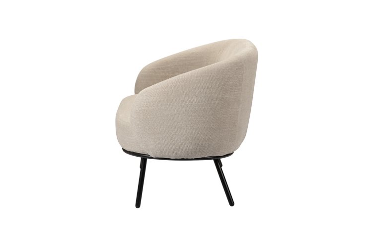 Zijaanzicht van een moderne crèmekleurige fauteuil met een ronde rugleuning en een minimalistisch design. Het heeft stevige zwarte metalen poten, wat een strakke en eigentijdse stijl laat zien.