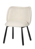 Een moderne witte gestoffeerde stoel met een gebogen, gewatteerde rugleuning en vier zwarte poten. De stof ziet er zacht en getextureerd uit, wat een stijlvolle en comfortabele look creëert.
