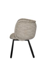 Een moderne stoel met een gebogen, getextureerde beige stoffen rugleuning en zitting, ondersteund door strakke zwarte metalen poten, geïsoleerd op een witte achtergrond.