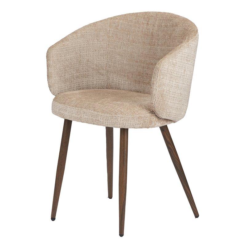 Een beige, gebogen stoel met een textuurstof afwerking en vier houten poten, naar buiten gedraaid. De zitting en rugleuning zijn naadloos, wat een modern en minimalistisch design creëert.