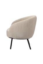 Zijaanzicht van een moderne beige gestoffeerde stoel met een gladde, ronde rug en zitting. Hij staat op vier slanke zwarte metalen poten, ontworpen voor een eigentijdse setting.