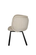 Een moderne stoel met een beige gewatteerde zitting en rugleuning, met een afgerond ontwerp. De stoel heeft vier zwarte poten, die naar buiten steken voor stabiliteit. Het perspectief is van de achterkant en de zijkant, wat de eigentijdse stijl benadrukt.