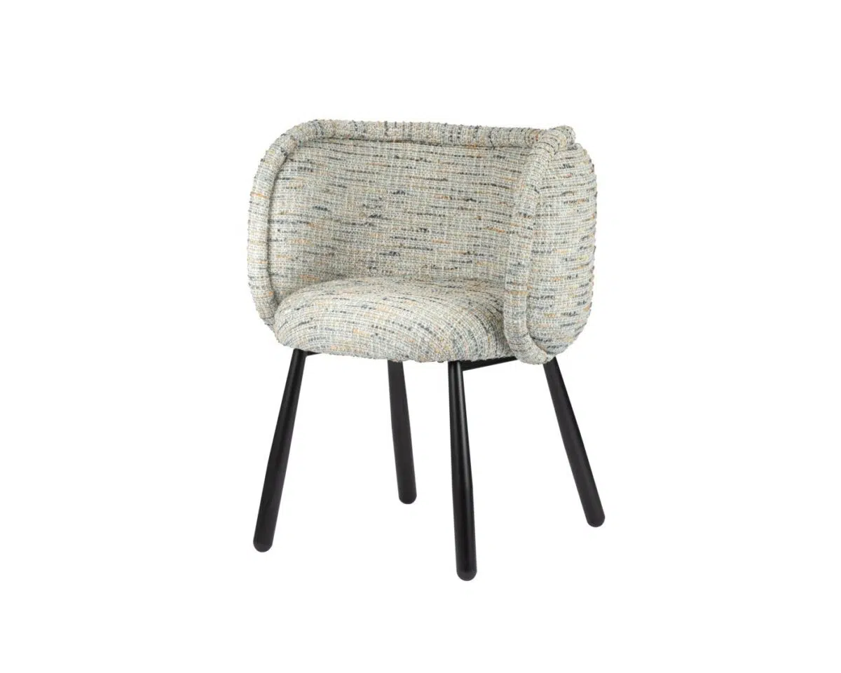 Een moderne, gestoffeerde stoel met een getextureerde lichtgrijze stof en gebogen rugleuning. De stoel heeft vier zwarte, hoekige poten, wat zorgt voor een stijlvol en eigentijds design.