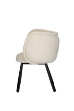 Een moderne stoel met een unieke gebogen beige rugleuning en zwarte poten, afgebeeld vanaf een schuin zijaanzicht. De stoel heeft een minimalistisch, eigentijds design en een zachte gestoffeerde stof.